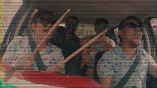 LOS MALDITOS OFICINISTAS - Vivir En El Mar (Video Oficial) 2-15 screenshot (1)